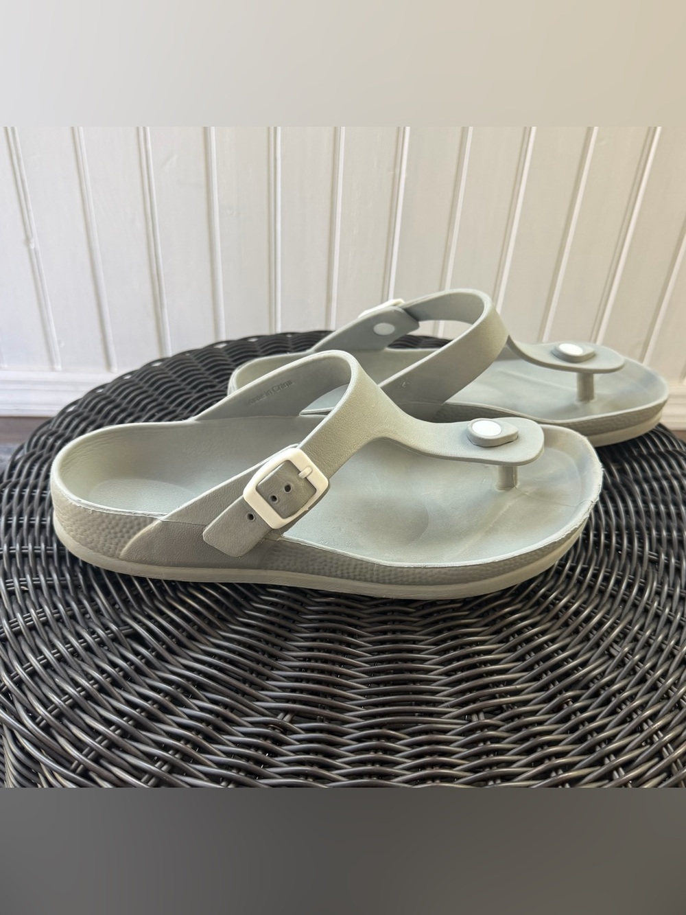 Women’s Casual Buckle Thong Sandals in Light Gray